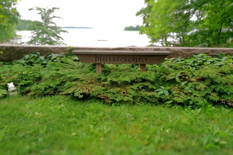 Muistolehto Naantalin kirkon hautausmaalla